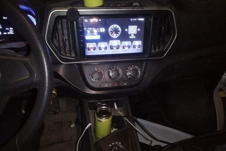 Used CHANGAN KAICHENG Ruixing EM80 2025 Passenger Version Comfort Edition 6-Seater 300 km Dual-Swing Doors Audio And AC Panel