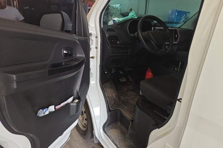 Used CHANGAN KAICHENG Ruixing EM80 2025 Passenger Version Comfort Edition 6-Seater 300 km Dual-Swing Doors Driver Seat