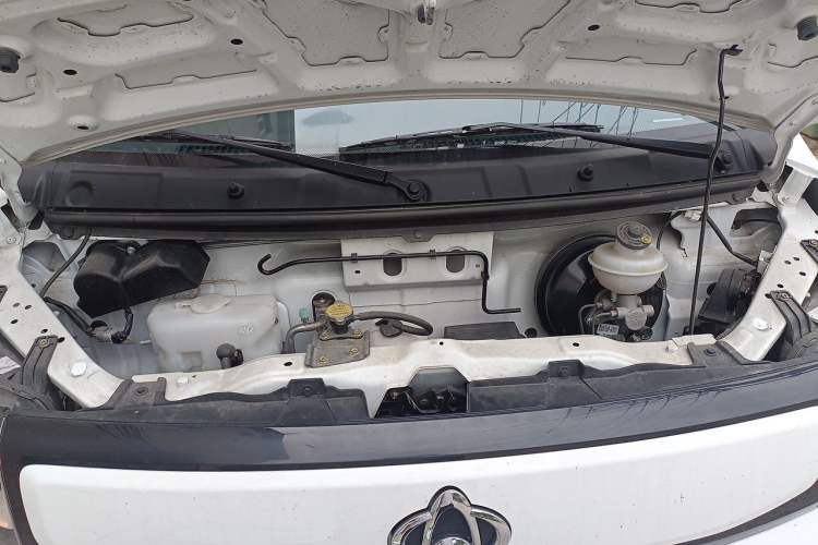Used CHANGAN KAICHENG Ruixing EM80 2025 Passenger Version Comfort Edition 6-Seater 300 km Dual-Swing Doors Engine Bay