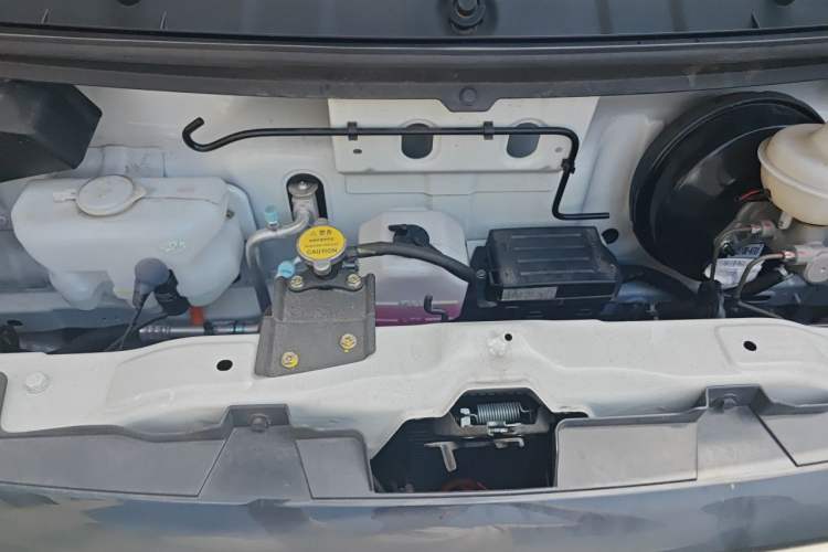 Used CHANGAN KAICHENG Ruixing EM80 2025 Cargo Version Standard 2-Seater 300 km Side-Hinged Doors Engine Bay