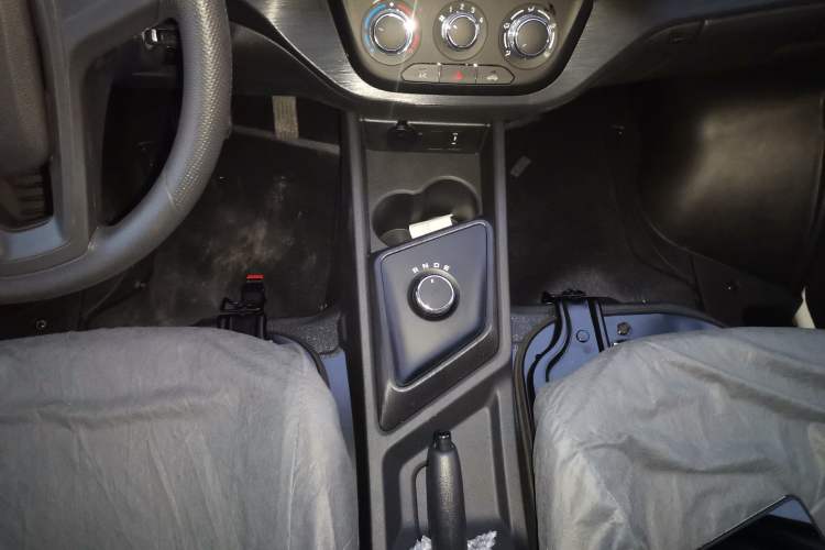 Used CHANGAN KAICHENG Ruixing EM80 2025 Passenger Version Comfort Edition 6-Seater 300 km Dual-Swing Doors Gear Lever