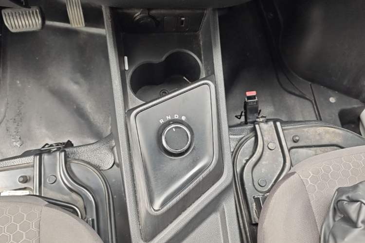 Used CHANGAN KAICHENG Ruixing EM80 2025 Passenger Version Comfort Edition 6-Seater 300 km Dual-Swing Doors Gear Lever