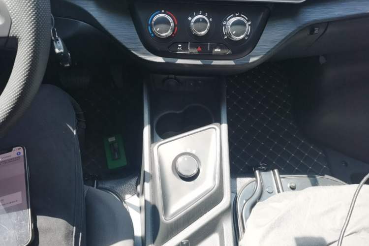 Used CHANGAN KAICHENG Ruixing EM80 2025 Passenger Version Comfort Model 6 Seats 300 km Liftback Door Gear Lever