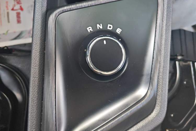 Used CHANGAN KAICHENG Ruixing EM80 2025 Passenger Version Comfort Edition 6-Seater 300 km Dual-Swing Doors Gear Lever