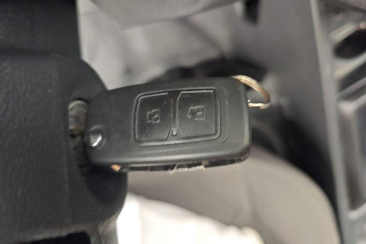 Used CHANGAN KAICHENG Ruixing EM80 2025 Passenger Version Comfort Edition 6-Seater 300 km Dual-Swing Doors Interior 1