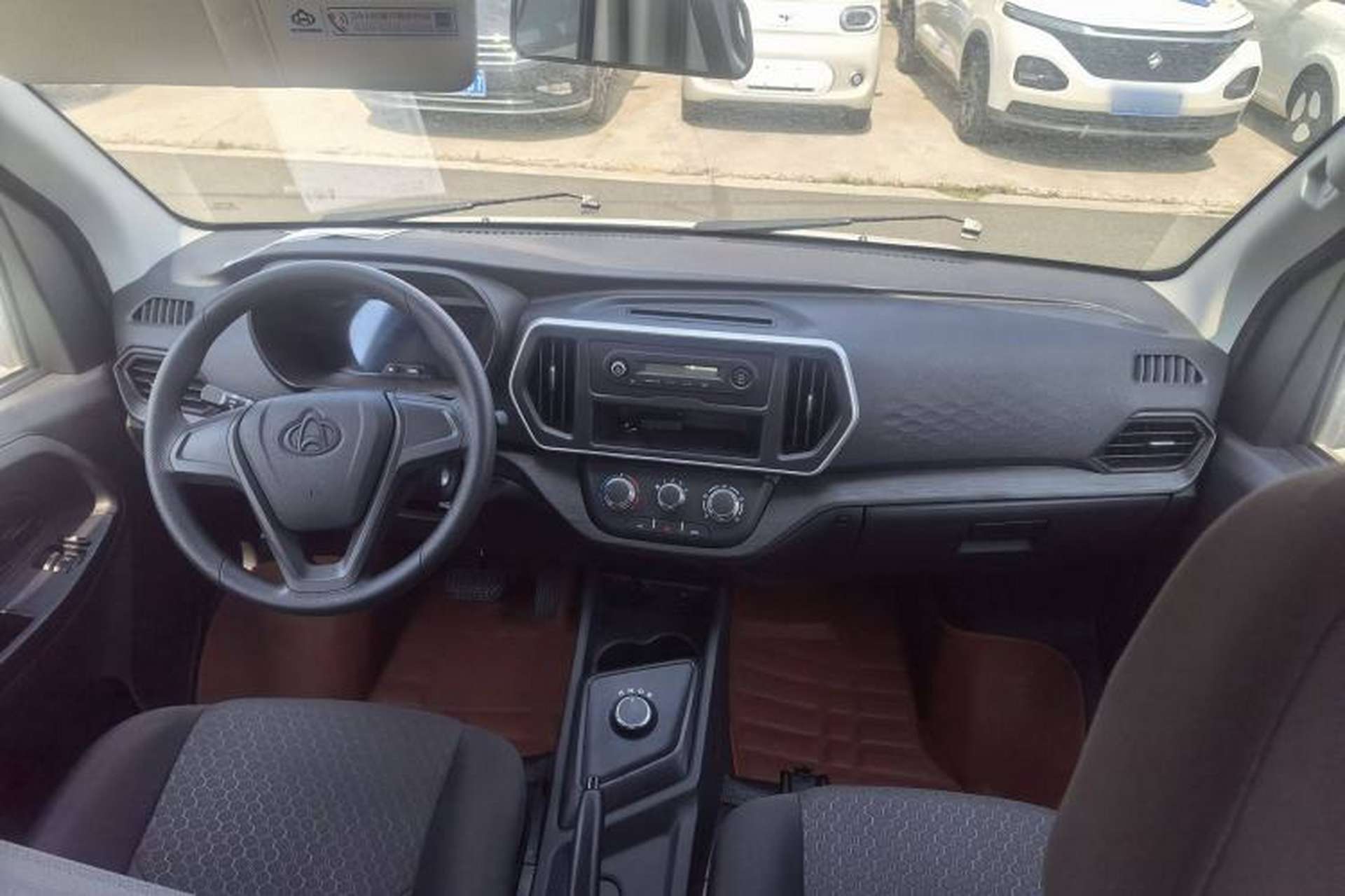 Used CHANGAN KAICHENG Ruixing EM80 2025 Passenger Version Comfort Model 6 Seats 260 km Twin-Door Design 60 kW Interior 1