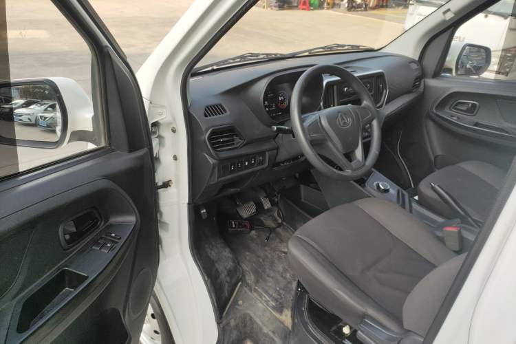 Used CHANGAN KAICHENG Ruixing EM80 2025 Passenger Version Comfort Edition 6-Seater 300 km Dual-Swing Doors Interior 3