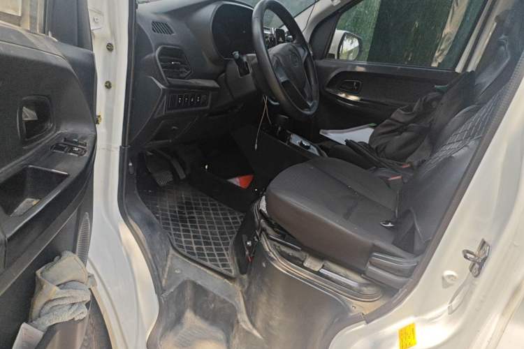 Used CHANGAN KAICHENG Ruixing EM80 2025 Passenger Version Comfort Edition 6-Seater 300 km Dual-Swing Doors Interior 3