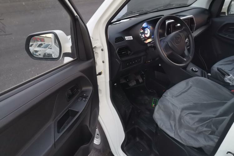 Used CHANGAN KAICHENG Ruixing EM80 2025 Passenger Version Comfort Edition 6-Seater 300 km Dual-Swing Doors Interior 3