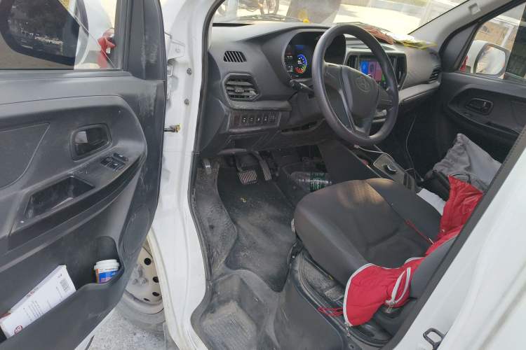 Used CHANGAN KAICHENG Ruixing EM80 2025 Passenger Version Comfort Edition 6-Seater 300 km Dual-Swing Doors Interior 3