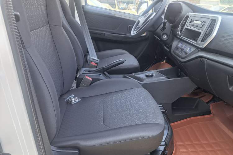 Used CHANGAN KAICHENG Ruixing EM80 2025 Passenger Version Comfort Model 6 Seats 260 km Twin-Door Design 60 kW Interior 7