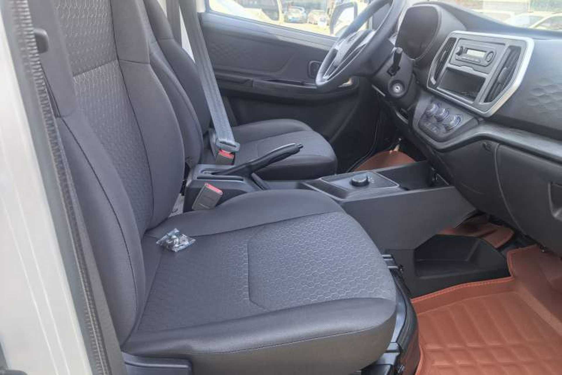 Used CHANGAN KAICHENG Ruixing EM80 2025 Passenger Version Comfort Model 6 Seats 260 km Twin-Door Design 60 kW Interior 7