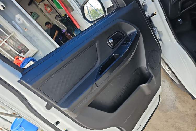 Used CHANGAN KAICHENG Ruixing EM80 2025 Passenger Version Comfort Edition 6-Seater 300 km Dual-Swing Doors Left Front Door Interior
