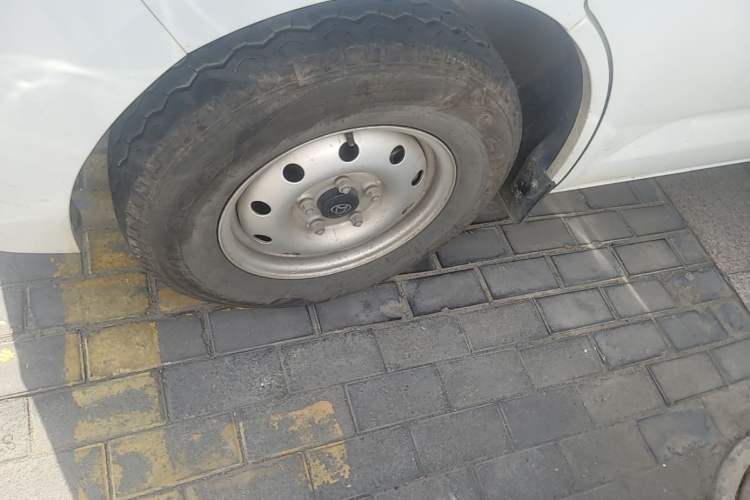Used CHANGAN KAICHENG Ruixing EM80 2025 Passenger Version Comfort Edition 6-Seater 300 km Dual-Swing Doors Left Front Wheel Hub