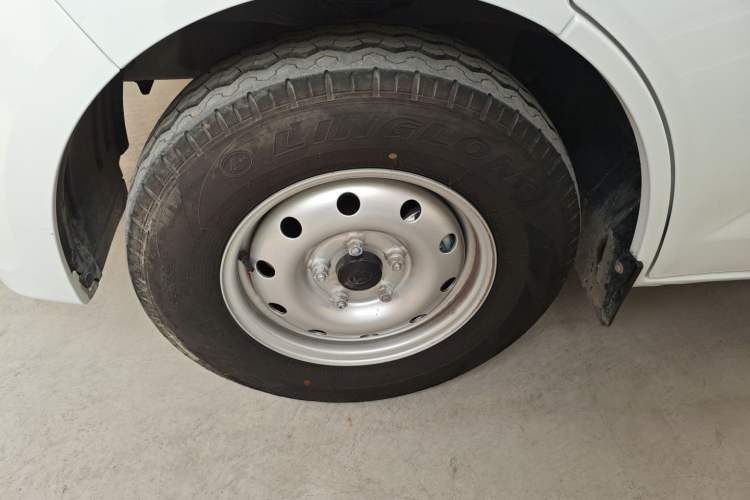 Used CHANGAN KAICHENG Ruixing EM80 2025 Passenger Version Comfort Model 6 Seats 300 km Liftback Door Left Front Wheel Hub