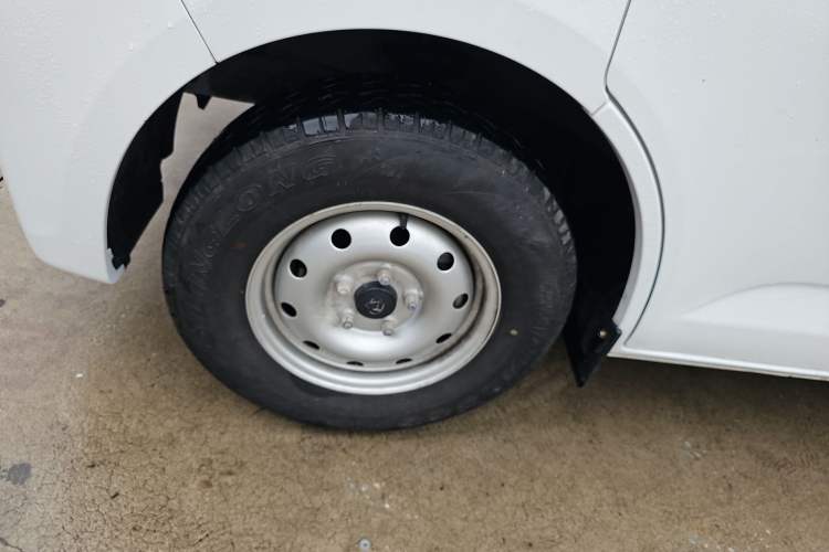 Used CHANGAN KAICHENG Ruixing EM80 2025 Passenger Version Comfort Edition 6-Seater 300 km Dual-Swing Doors Left Front Wheel Hub