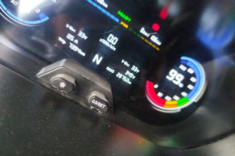 Used CHANGAN KAICHENG Ruixing EM80 2025 Model Elite 6-Seater 300 km Hinged Doors Odometer Close Up