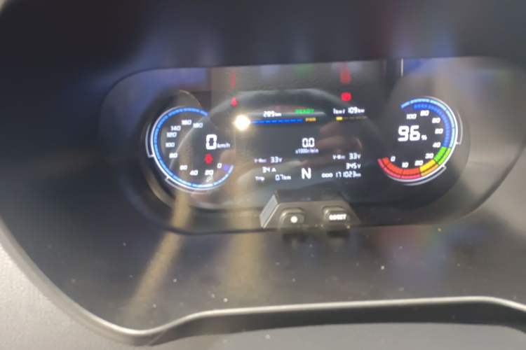 Used CHANGAN KAICHENG Ruixing EM80 2025 Passenger Version Comfort Edition 6-Seater 300 km Dual-Swing Doors Odometer Close Up