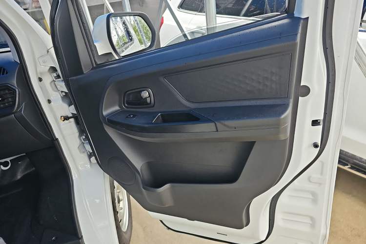 Used CHANGAN KAICHENG Ruixing EM80 2025 Passenger Version Comfort Edition 6-Seater 300 km Dual-Swing Doors Right Front Door Interior