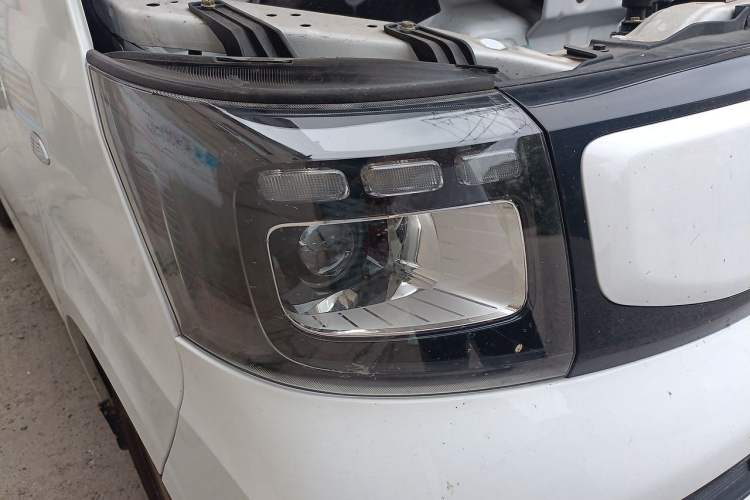 Used CHANGAN KAICHENG Ruixing EM80 2025 Passenger Version Comfort Edition 6-Seater 300 km Dual-Swing Doors Right Front Headlight