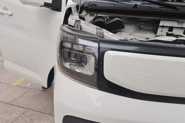 Used CHANGAN KAICHENG Ruixing EM80 2025 Passenger Version Comfort Edition 6-Seater 300 km Dual-Swing Doors Right Front Headlight