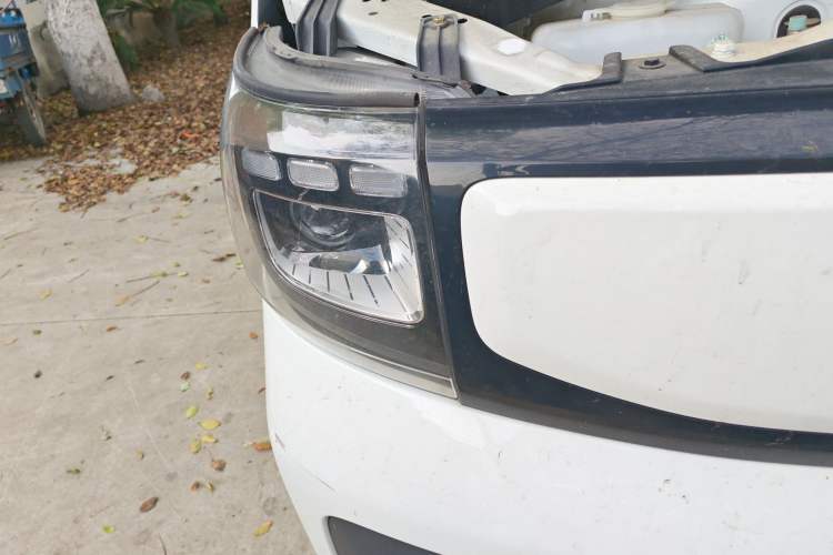 Used CHANGAN KAICHENG Ruixing EM80 2025 Passenger Version Comfort Edition 6-Seater 300 km Dual-Swing Doors Right Front Headlight