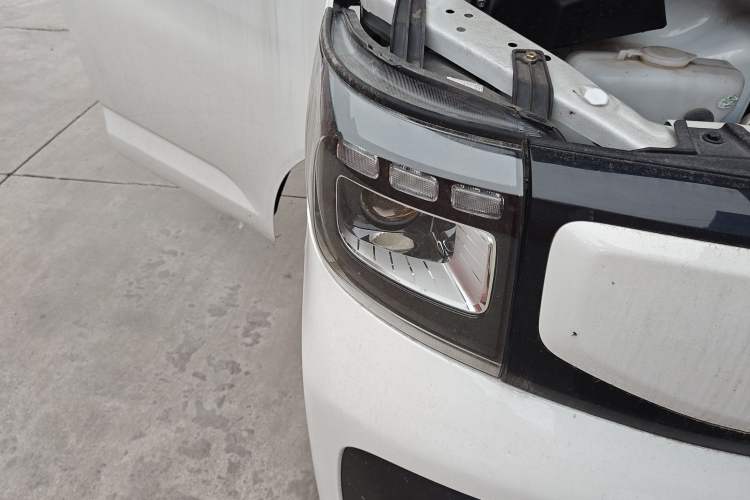 Used CHANGAN KAICHENG Ruixing EM80 2025 Passenger Version Comfort Model 6 Seats 300 km Liftback Door Right Front Headlight