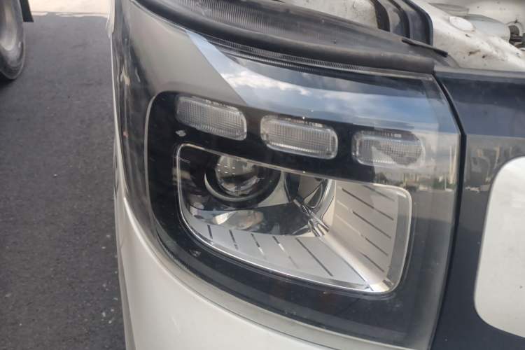 Used CHANGAN KAICHENG Ruixing EM80 2025 Passenger Version Comfort Edition 6-Seater 300 km Dual-Swing Doors Right Front Headlight