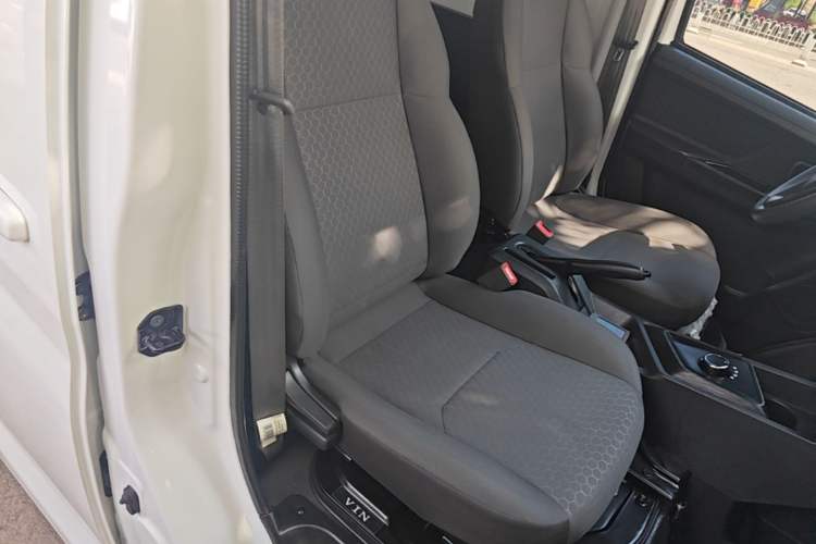 Used CHANGAN KAICHENG Ruixing EM80 2025 Passenger Version Comfort Edition 6-Seater 300 km Dual-Swing Doors Right Front Seat