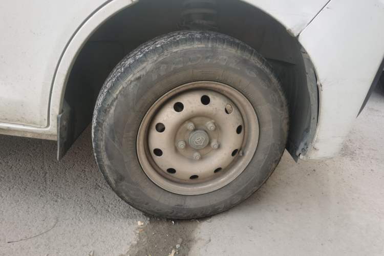 Used CHANGAN KAICHENG Ruixing EM80 2025 Passenger Version Comfort Edition 6-Seater 300 km Dual-Swing Doors Right Front Wheel Hub