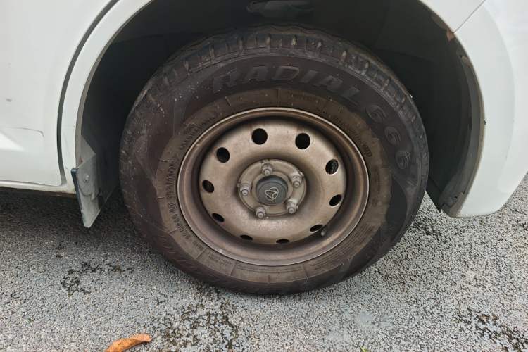 Used CHANGAN KAICHENG Ruixing EM80 2025 Passenger Version Comfort Edition 6-Seater 300 km Dual-Swing Doors Right Front Wheel Hub