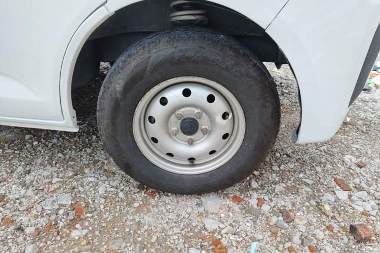 Used CHANGAN KAICHENG Ruixing EM80 2025 Model Elite 6-Seater 300 km Hinged Doors Right Front Wheel Hub