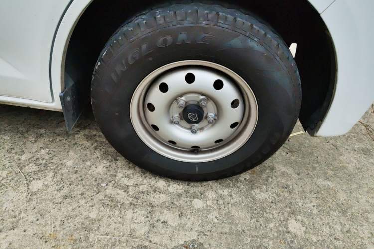 Used CHANGAN KAICHENG Ruixing EM80 2025 Passenger Version Comfort Edition 6-Seater 300 km Dual-Swing Doors Right Front Wheel Hub