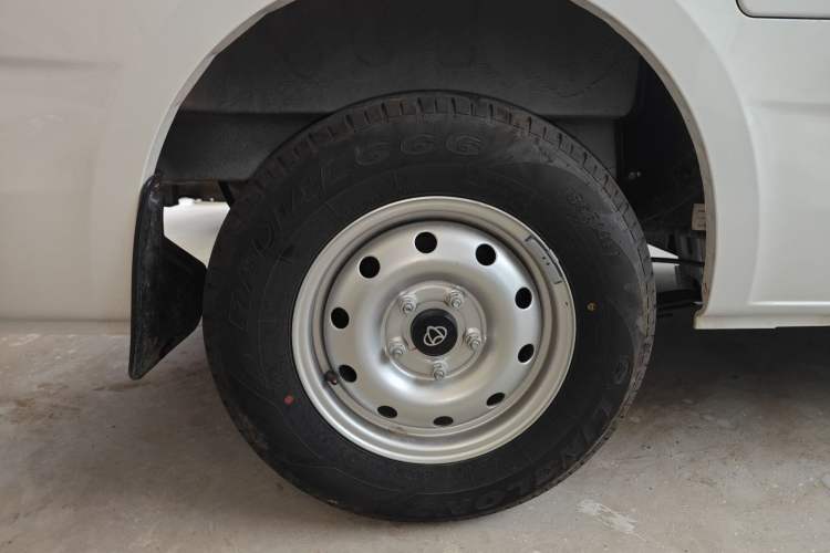 Used CHANGAN KAICHENG Ruixing EM80 2025 Cargo Version Standard 2-Seater 300 km Side-Hinged Doors Right Rear Wheel Hub