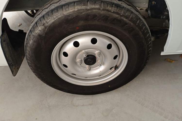 Used CHANGAN KAICHENG Ruixing EM80 2025 Passenger Version Comfort Model 6 Seats 300 km Liftback Door Right Rear Wheel Hub
