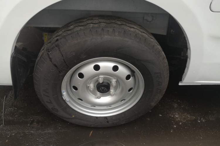 Used CHANGAN KAICHENG Ruixing EM80 2025 Passenger Version Comfort Edition 6-Seater 300 km Dual-Swing Doors Right Rear Wheel Hub