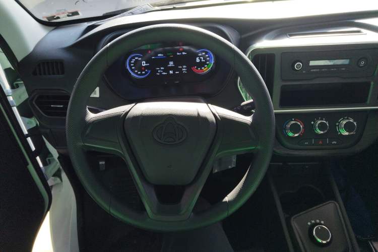 Used CHANGAN KAICHENG Ruixing EM80 2025 Passenger Version Comfort Edition 6-Seater 300 km Dual-Swing Doors Steering Wheel