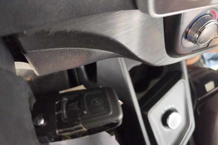 Used CHANGAN KAICHENG Ruixing EM80 2025 Model Elite 6-Seater 300 km Hinged Doors Vehicle Key