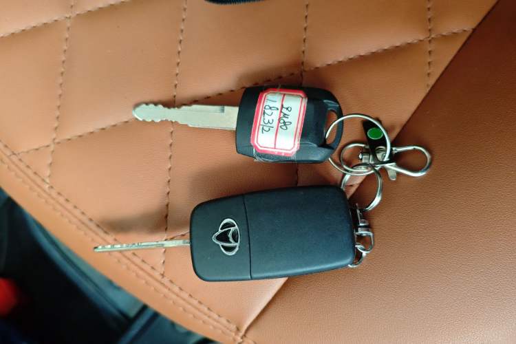 Used CHANGAN KAICHENG Ruixing EM80 2025 Passenger Version Comfort Model 6 Seats 300 km Liftback Door Vehicle Key