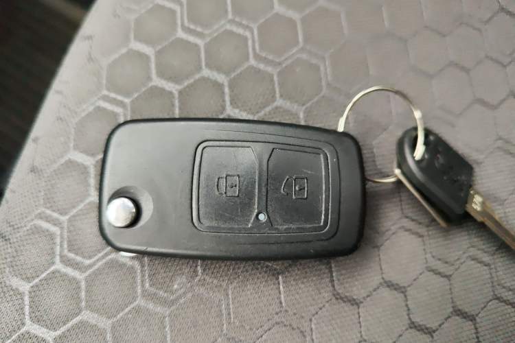 Used CHANGAN KAICHENG Ruixing EM80 2025 Passenger Version Comfort Edition 6-Seater 300 km Dual-Swing Doors Vehicle Key