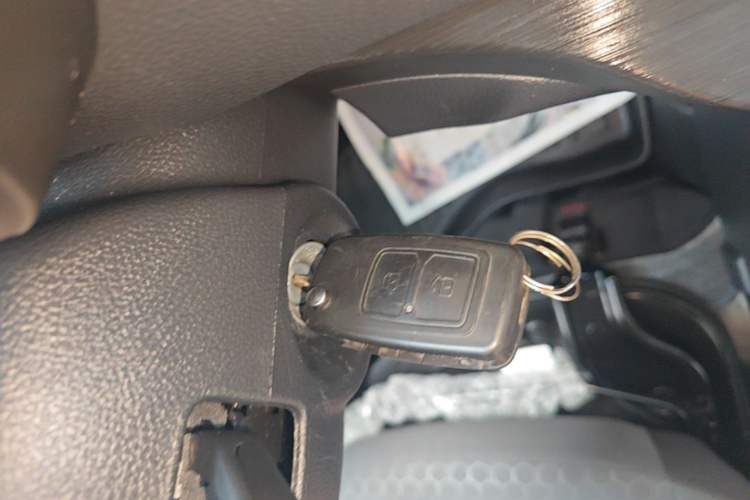 Used CHANGAN KAICHENG Ruixing EM80 2025 Passenger Version Comfort Edition 6-Seater 300 km Dual-Swing Doors Vehicle Key