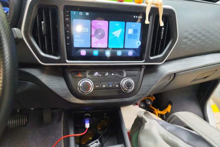 Used CHANGAN KAICHENG Ruixing EM80 2026 Model Comfort 6-seater Liftback Golden Shield 50kWh 380km 2C Audio And AC Panel
