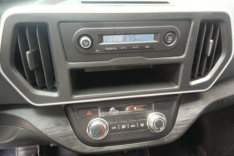 Used CHANGAN KAICHENG Ruixing EM80 2026 Model Comfort Version, 6-seater, Gullwing Doors, Golden Bell 50kWh, 380km, 2C Audio And AC Panel