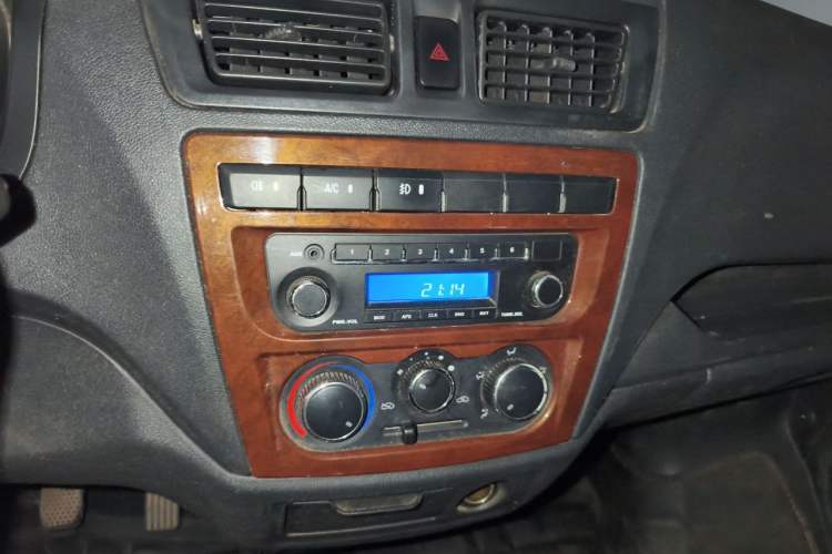 Used CHANGAN KAICHENG Ruixing M60 2019 1.5L Standard Model China V Emission Standards 5/6 Seats 4G15S Audio And AC Panel