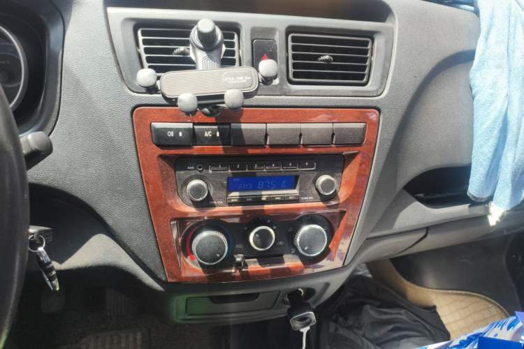 Used CHANGAN KAICHENG Ruixing M60 2019 1.5L Standard Version China VI Emission Standard 5/6 Seats DAM15KR Audio And AC Panel