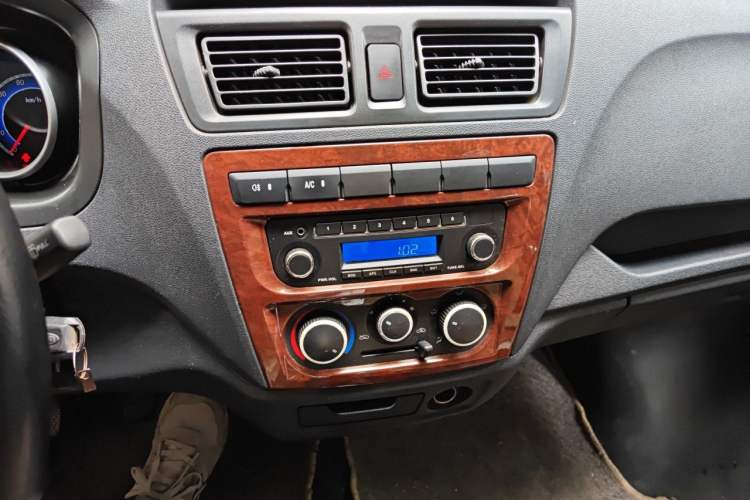 Used CHANGAN KAICHENG Ruixing M60 2019 1.5L Standard Version China VI Emission Standard 5/6 Seats DAM15KR Audio And AC Panel