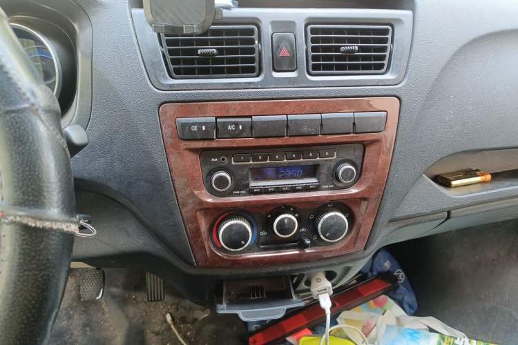 Used CHANGAN KAICHENG Ruixing M60 2019 1.5L Standard Model China V Emission Standards 5/6 Seats 4G15S Audio And AC Panel