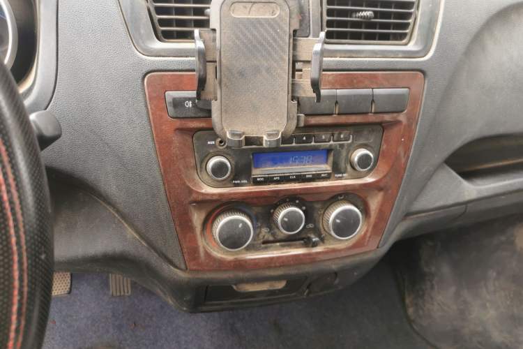 Used CHANGAN KAICHENG Ruixing M60 2019 1.5L Standard Version China VI Emission Standard 5/6 Seats DAM15KR Audio And AC Panel