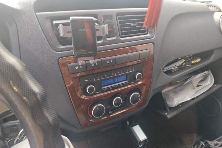 Used CHANGAN KAICHENG Ruixing M60 2019 1.5L Business Model China V Emission Standard 6-Seater 4G15S Audio And AC Panel