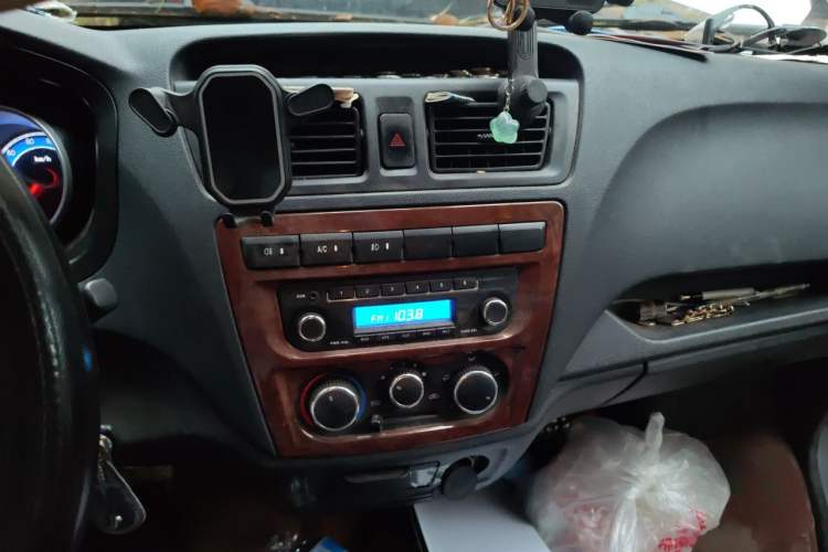 Used CHANGAN KAICHENG Ruixing M60 2019 1.5L Standard Model China V Emission Standards 5/6 Seats 4G15S Audio And AC Panel